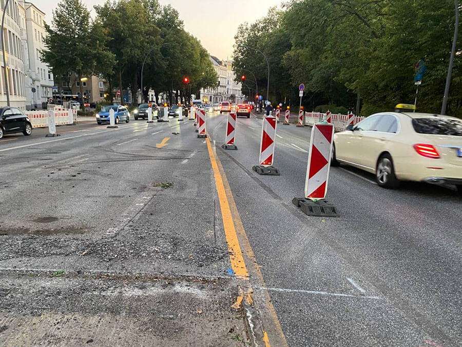 Baustellen- und Verkehrsabsicherung Hamburg | Strukturierte Baustellenführung mit Absperrgittern und Warnleuchten, umgesetzt von der Gebr. Jungjohann MBV oHG, sichert den Verkehrsfluss