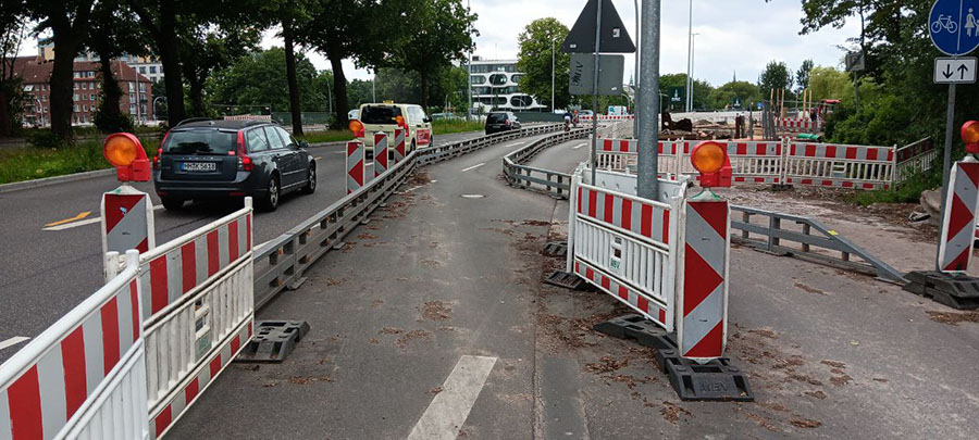 Baustellen- und Verkehrsabsicherung Hamburg | Fußgängerüberweg mit Sicherheitsmarkierung und Beleuchtung durch die Gebr. Jungjohann MBV oHG