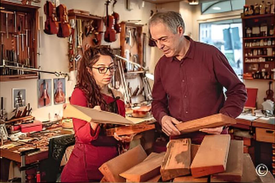 Geigenbau Hamburg | Stefan Sielaff und seine Gesellin Pilar Campos Núñez bei der Auswahl von altem Tonholz