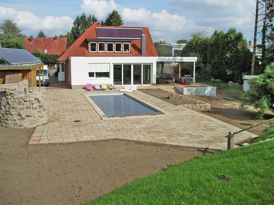 Poolbau in Meppen | Ein modern gestalteter Gartenbereich von Garten- und Landschaftsbau Meyering mit integriertem Pool