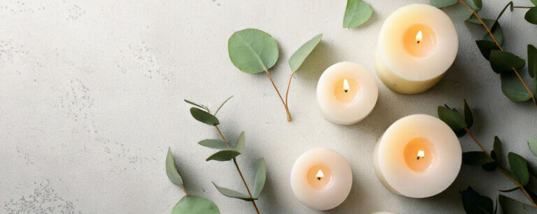Bestatter Petershagen | Kerzen und Zweige liegen auf Steintisch