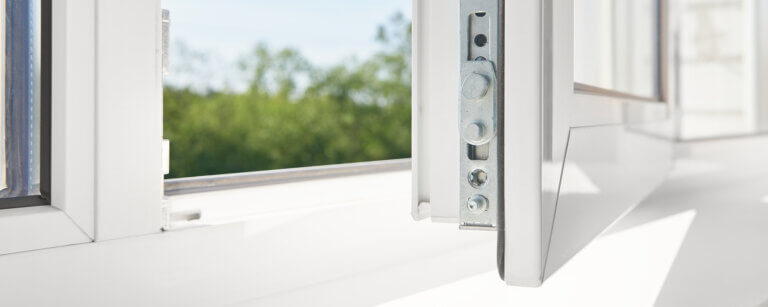 Fenster Türen Emsland | Offenes PVC Fenster Nahaufnahme