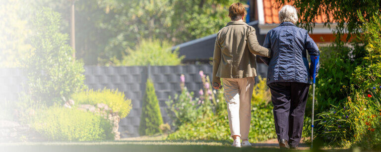 Alten- und Pflegeheim Meppen | Spaziergang mit pflegebedürftigem Menschen