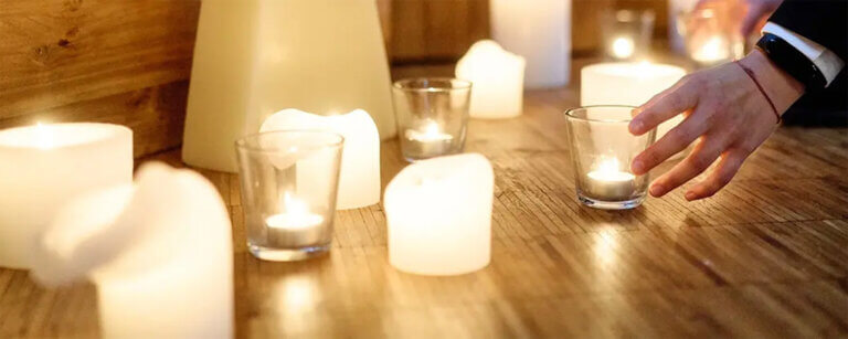 Bestattungsvorsorge Wardenburg und Oldenburg | Kerzen auf dem Boden