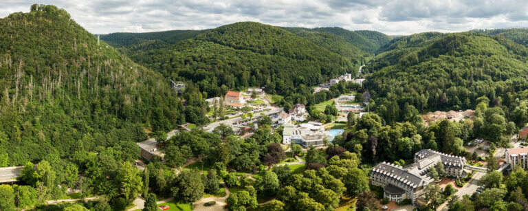 Urlaub mit Sole Therme und Wandern in Bad Harzburg | Blick über Bad Harzburg und den Harz