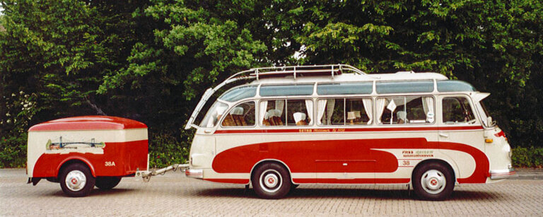 Busreisen Wilhelmshaven | Oldtimer Bus mit Anhänger von Fass Reisen