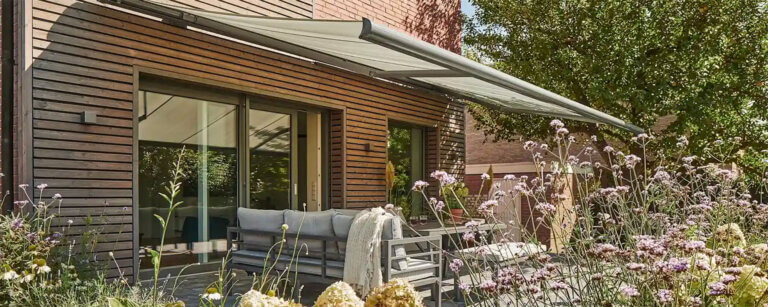 Fenster, Türen, Sonnenschutz Service rund ums Haus in Quickborn | Sonnenschutzmarkise einer Terrasse