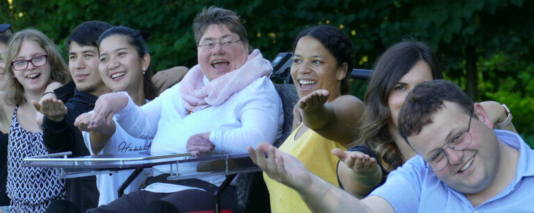 Pädagogische Fachkräfte in Rotenburg gesucht | Lachende Menschen bei der Rotenburger Werke der Inneren Mission gGmbH