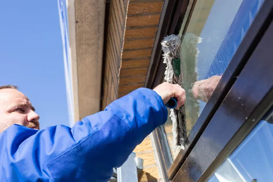 Büroreinigung Hildesheim | Mitarbeiter der Albert Schröter Gebäudeservice GmbH bei der Fensterreinigung