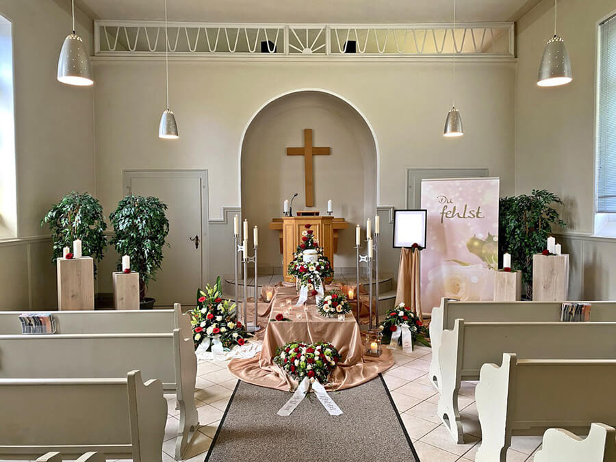 Bestattungsvorsorge Goslar | Bause Bestattungen gestaltet jede Trauerfeier individuell – mit Blumenarrangements, Kerzenbeleuchtung und persönlichen Details