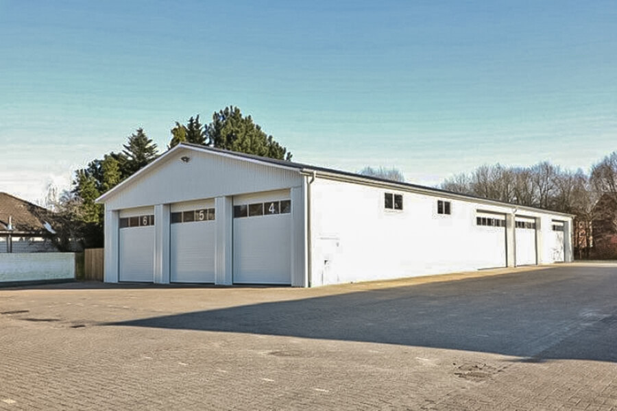 Busreisen Wilhelmshaven | Die Omnibushalle von Fass Reisen in Wilhelmshaven – aus einem ehemaligen Getränkemarkt wurde ein moderne Omnibushalle