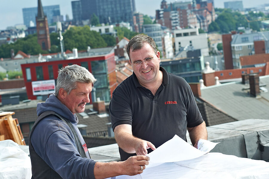 Dachdecker Jobs Rotenburg | Erfahrung und Teamgeist auf dem Dach – bei der Heinrich Carstens Bedachungsgeschäft GmbH wird jedes Projekt gemeinsam geplant und umgesetzt