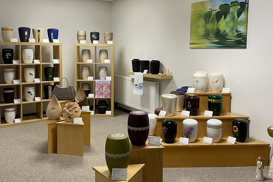 Bestattungsvorsorge Northeim | Die individuelle Urnenausstellung von Nolte Bestattungen in Northeim