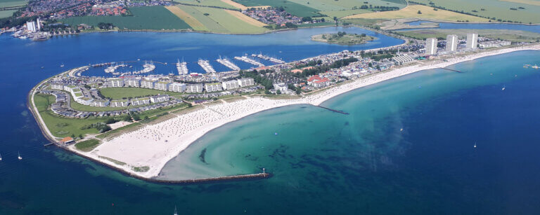 Insel-Hotel auf Fehmarn | Luftaufnahme Südstrand Burgtiefe auf Fehmarn mit Hafen und Strand