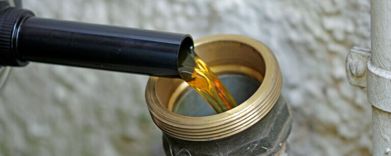 Heizöl in Bad Salzuflen | Heizöl wird kontrolliert in einen Tank eingefüllt. Eine sorgfältige Befüllung gewährleistet die Qualität des Brennstoffs