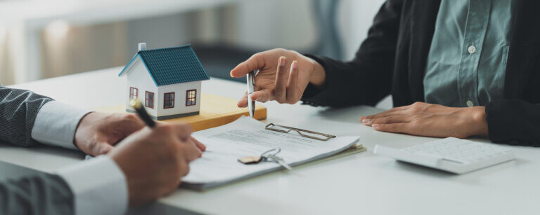 Lokale Empfehlung Manz Immobilien in Clausthal-Zellerfeld | Unterlagen für den Immobilienkauf werden unterzeichnet