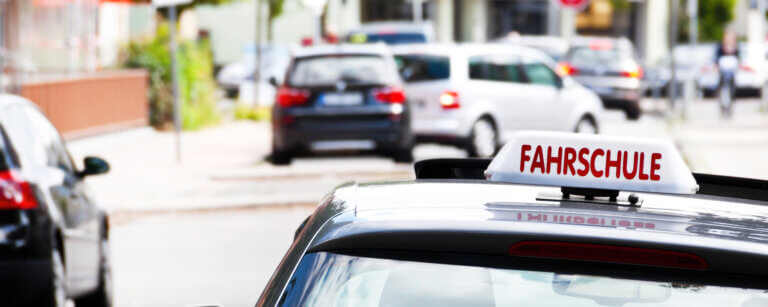 Fahrschule Apensen | Fahrschulautos mit klarer Kennzeichnung ermöglichen eine sichere und stressfreie Ausbildung im Straßenverkehr
