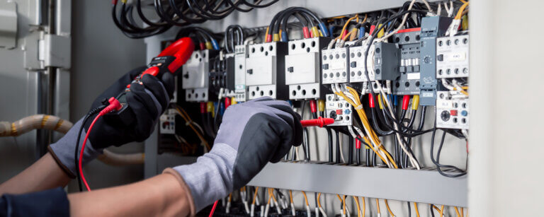 Elektroinstallationen Alfeld | Fachgerechte Wartung von komplexen Schaltanlagen sorgt für Sicherheit und Zuverlässigkeit in modernen Elektroinstallationen