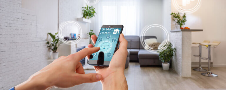 KI-Lösungen für Ihr Zuhause in Hildesheim | Smart-Home-Steuerung per Smartphone-App im Wohnzimmer