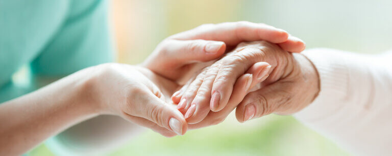 Pflegedienst Bergedorf | Einfühlsame Betreuung durch Pflegekräfte stärkt das Vertrauen und die emotionale Bindung zwischen Patienten und Betreuern