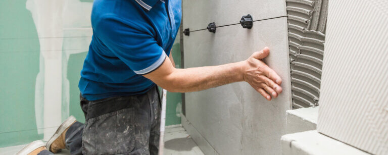 Badsanierung Grafschaft | Fachgerechte Verlegung von großformatigen Fliesen – ein zentraler Schritt für langlebige Qualität bei der Badsanierung