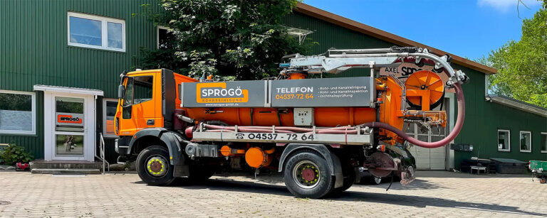 Rohrreinigung & Kanalreinigung für Bad Segeberg, Norderstedt und Umgebung | Einsatzfahrzeug der Sprogö GmbH vor dem Firmensitz in Borstel. Rund um die Uhr verfügbar für Rohrreinigungs-Notdienste in Schleswig-Holstein