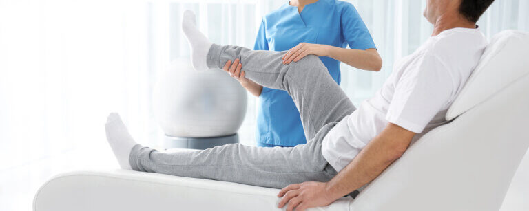 Physiotherapie Lingen | Spezialisierte Behandlungstechniken fördern die Rehabilitation von Knieverletzungen und unterstützen den Wiederaufbau der Muskulatur