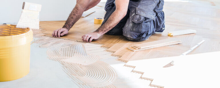 Möbel und Treppen nach Maß Dithmarschen | Fachgerechte Parkettverlegung mit Klebstoff für langlebige und stabile Bodenbeläge