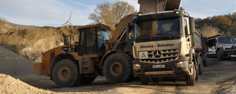 Bauschuttaufbereitung Höxter | Effiziente Verladung von Recycling-Baustoffen durch Altmiks Schotter sorgt für kurze Transportwege und eine nachhaltige Bauwirtschaft in der Region Höxter
