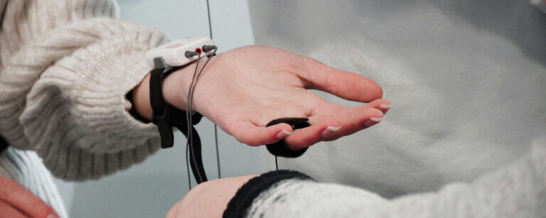 Neurofeedback/Biofeedback in Göttingen | Biofeedbackuntersuchung am Unterarm