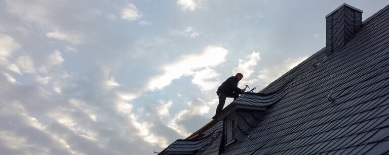 Dachdecker in Bad Harzburg | Dachdecker auf einem Dach beim Dachdecken