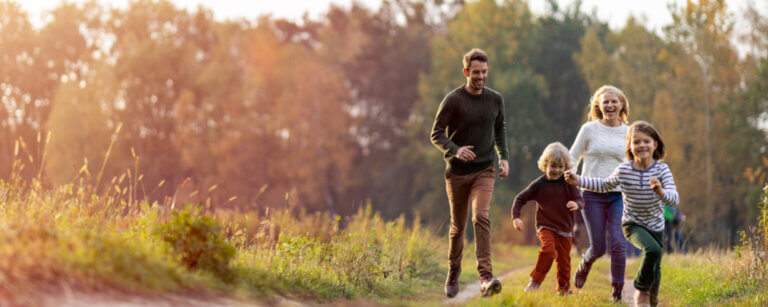 Krankenkasse Lingen | Gesunde Familie beim Spaziergang