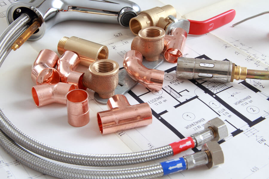Hochwertige Installationstechnik für moderne Sanitärsysteme – von Kupferrohren bis zu Präzisionsarmaturen