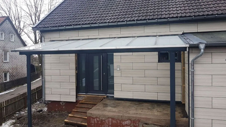 Überdachter Hauseingang mit moderner Gestaltung und praktischem Wetterschutz