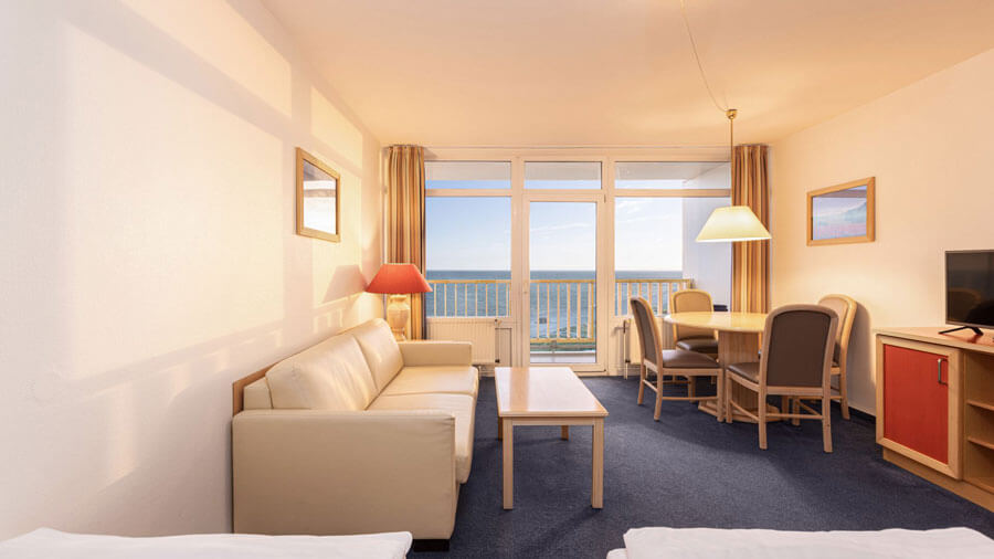 Insel-Hotel auf Fehmarn | Helle, gemütlich eingerichtete Zimmer mit direktem Ostseeblick sorgen dafür, dass der Urlaub auf Fehmarn schon beim Aufwachen beginnt
