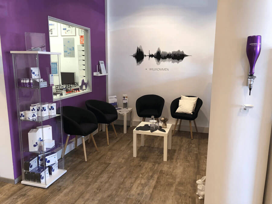 Hörgeräte Wilhelmshaven | In entspannter Atmosphäre warten Kundinnen und Kunden bei Hörwelten Birgit Kämmerling auf ihren Termin – ein erster Eindruck, der Vertrauen schafft und Wohlfühlen in den Mittelpunkt stellt Wartebereich