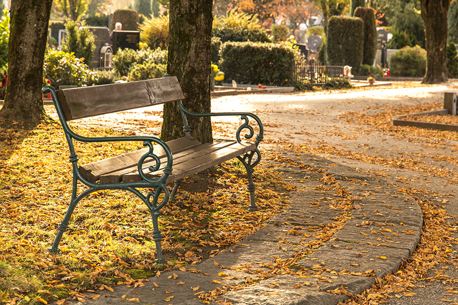 Bestattungsvorsorge für Elmshorn und Umgebung | Erinnerungen und stille Besinnung auf einem Friedhof