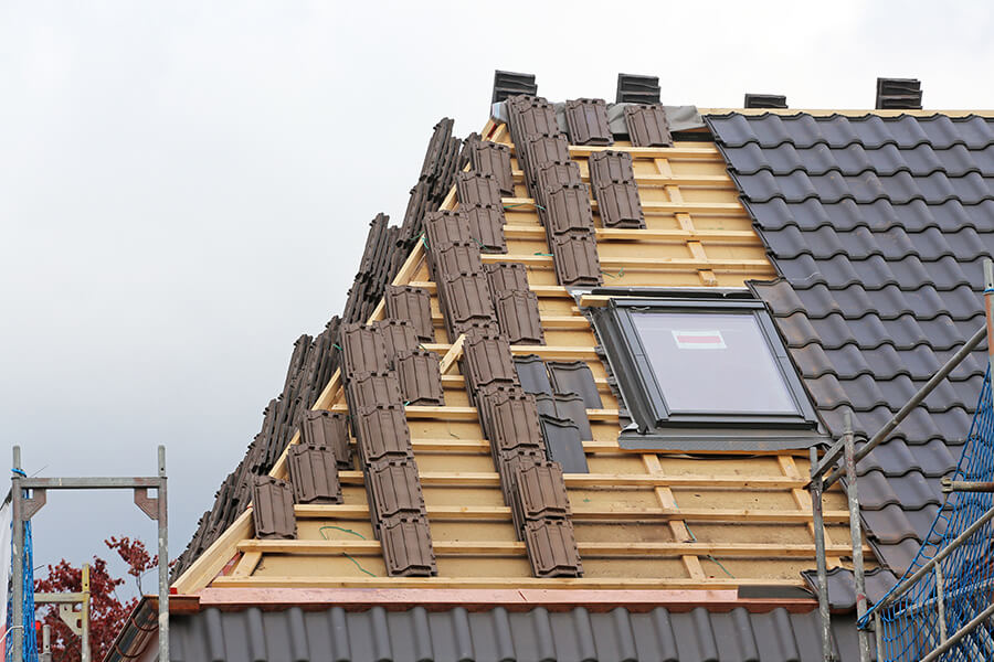 Dacheindeckung und Dachfenstereinbau gehen bei einer professionellen Dachsanierung Hand in Hand