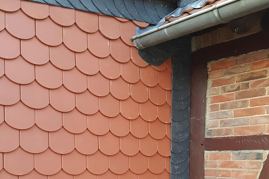 Fassadenverkleidung mit Tonziegeln – die Hartmann Bedachung GmbH verbindet traditionelle Materialien mit moderner Technik