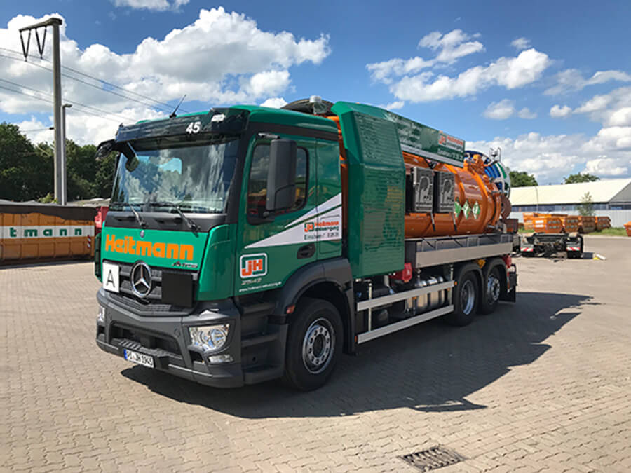 Fettabscheider-Service Elmshorn | Entsorgungsfahrzeug der Jan Heitmann GmbH auf einem Betriebsgelände
