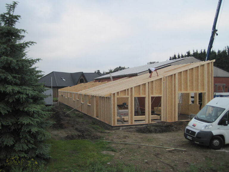 Altbausanierung Papenburg | Aufbau einer modernen Produktionshalle mit Holzrahmenbauweise – eine umweltfreundliche und effiziente Bauweise, die sich ideal für regionale Betriebe wie die Plaggenborg Zimmerer GmbH eignet