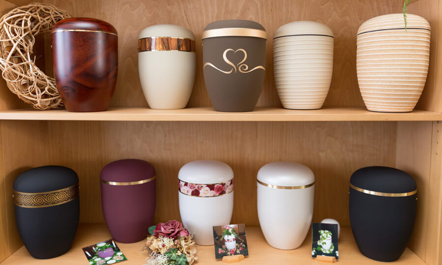 Bestattungsarten in Göttingen | Eine Auswahl an stilvollen Urnen, die individuelle Wünsche bei der Bestattung widerspiegeln
