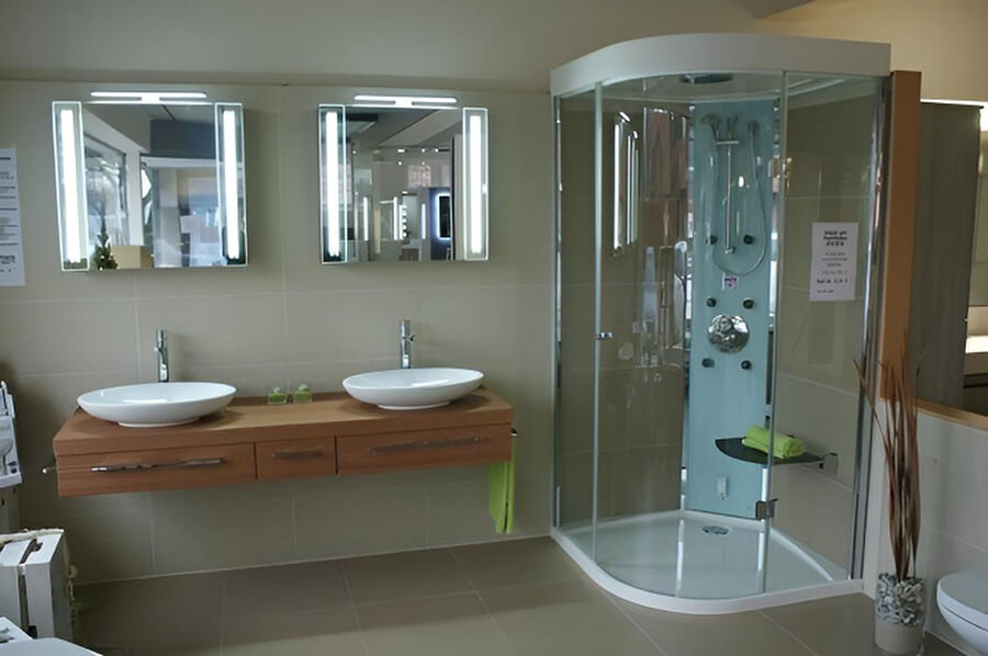 Badsanierung Grafschaft | Modern gestaltetes Badezimmer mit Doppelwaschbecken und Walk-in-Dusche – zeitgemäße Ausstattung für mehr Komfort