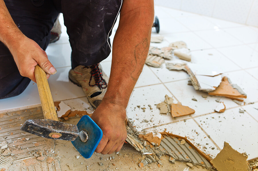 Badsanierung Grafschaft | Rückbau alter Fliesen als erster Schritt der Badsanierung – Präzise Handarbeit sorgt für eine professionelle Basis
