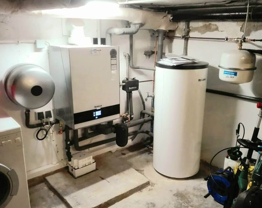 Wärmepumpen Aurich | Gas-Brennwertheizung von Buderus mit Warmwasserspeicher in einem Kellerraum – Eilerts GmbH