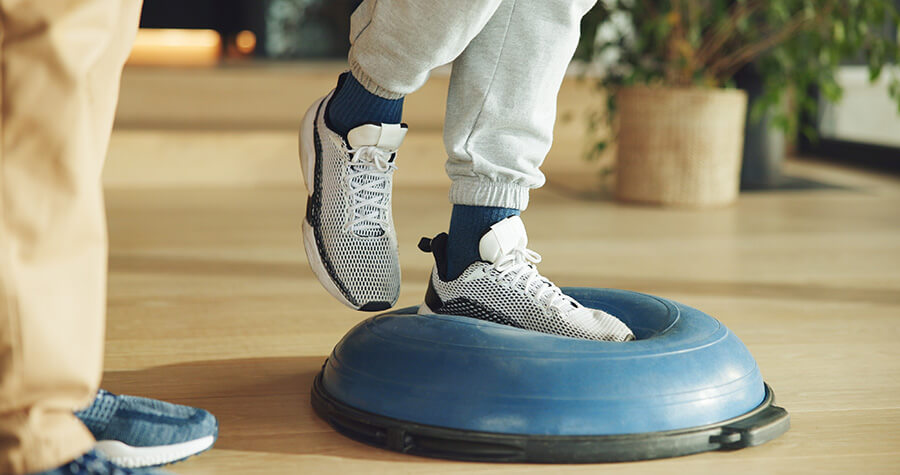 Krankengymnastik Lingen | Balanceübungen wie diese stärken Gleichgewicht und Koordination – wichtige Bestandteile der Sturzprävention für Senioren