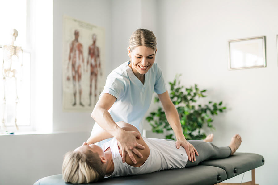 Physiotherapie Lingen | Die gezielte Mobilisation von Schultergelenken verbessert die Beweglichkeit und lindert Schmerzen, eine zentrale Methode der Manuellen Therapie