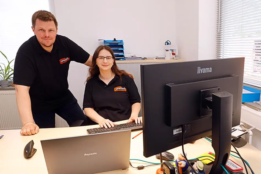 Rohrreinigung & Kanalreinigung für Bad Segeberg, Norderstedt und Umgebung | Mitarbeiter der Sprogö GmbH im Büro bei der Einsatzplanung für Rohr- und Kanalreinigungen. Präzise Organisation ermöglicht schnelle Hilfe bei Notfällen