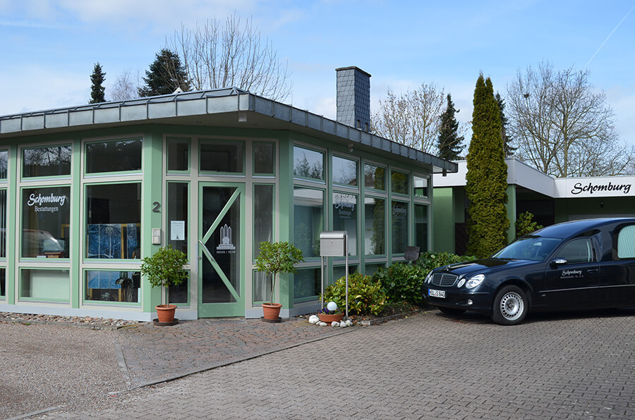 Was tun im Todesfall? Erste Schritte für Angehörige in Bodenwerder | Firmengebäude von Schomburg Bestattungen