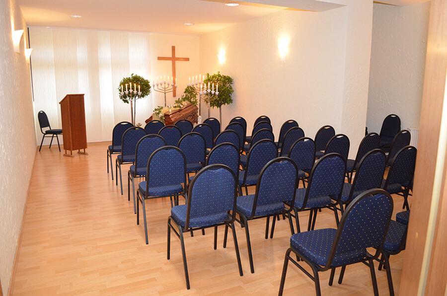 Was tun im Todesfall? Erste Schritte für Angehörige in Bodenwerder | Großer Abschiedsraum von Schomburg Bestattungen